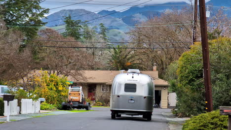 Vintage-America-Mobile-Home-Siendo-Remolcado-En-Una-Pequeña-Ciudad,-California