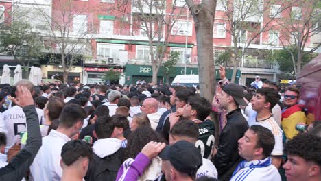 Schwenkaufnahme-Der-Fans,-Die-Jubeln-Und-Sich-Im-Santiago-Bernabéu-Stadion-Von-Real-Madrid-Versammeln,-Während-Sie-Das-Champions-League-Fußballspiel-Zwischen-Den-Spanischen-Und-Britischen-Teams-Real-Madrid-Und-Manchester-City-Besuchen