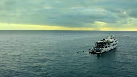 Barco-De-Buceo-Liveaboard-Atracado-En-Alta-Mar-Desde-La-Isla-De-San-Benedicto,-México