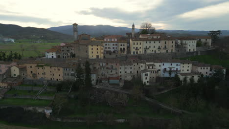 Verträumte-Lichter:-Monterchi-Bei-Sonnenuntergang-In-Der-Provinz-Arezzo,-Italien