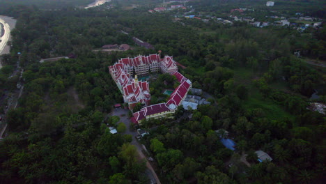 Resort-Mit-Traditioneller-Thailändischer-Architektur-In-Ao-Nang,-Krabi