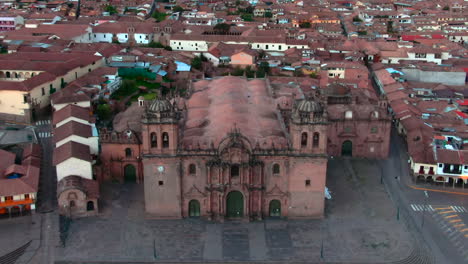Dolly-In-Tilt-Up-Luftaufnahme-über-Der-Fassade-Der-Kathedrale-Von-Cusco-Zeigt-Das-Viertel-San-Blas