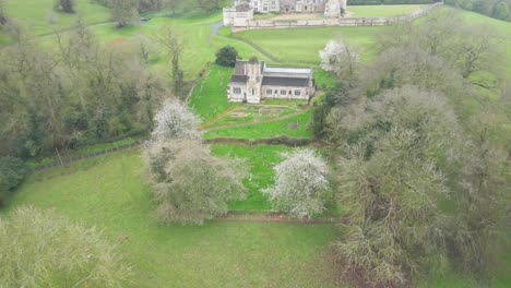 Toma-De-Drone-De-La-Iglesia-De-Rockingham-Durante-El-Día-En-Inglaterra