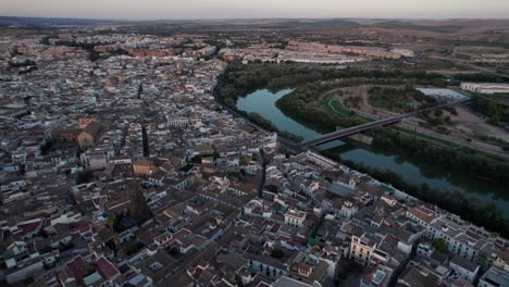 Luftaufnahme-Des-Flusses-Guadalquivir-Und-Der-Altstadt-Von-Cordoba-Bei-Sonnenuntergang