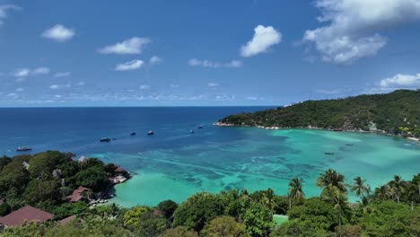 Schwenkaufnahme-Einer-Wunderschönen-Paradiesischen-Stadt-Am-Atemberaubenden-Blauen-Meer,-Thailand-Dorf