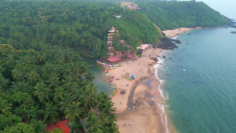 Vista-Superior-De-La-Playa-De-Cola-Con-Palmeras-Y-Coloridos-Kayaks-Goa-India-4k-Drone