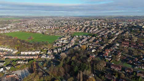 Una-Vista-De-Drone-Captura-La-Fama-De-La-Finca-Municipal-De-Dewsbury-Moore,-Un-Típico-Desarrollo-De-Viviendas-Propiedad-Del-Consejo-Urbano-Del-Reino-Unido-Con-Casas-Adosadas-De-Ladrillo-Rojo-Y-El-Yorkshire-Industrial.