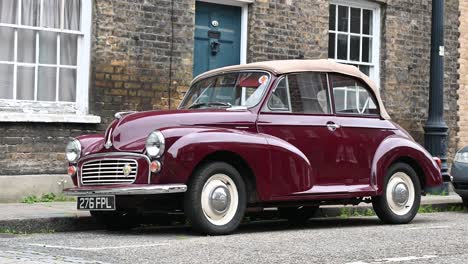 Vista-Lateral-De-Un-Morris-Minor,-En-El-Centro-De-Londres,-Reino-Unido