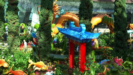 Statische-Aufnahme-Eines-Blumenfeldes-Mit-Drachenmotiv-In-Der-Mitte-Zur-Feier-Des-Chinesischen-Neujahrs-Im-Gewächshaus-Wintergarten-Mit-Blumenkuppel-In-Den-Gardens-By-The-Bay-Während-Der-Festtage