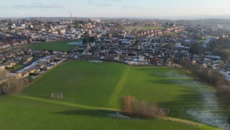 Die-Winteransicht-Aus-Der-Drohnenperspektive-Erfasst-Die-Typische-Britische-Städtische-Wohnsiedlung-Des-Dewsbury-Moore-Council-Estate-Mit-Reihenhäusern-Aus-Rotem-Backstein-Und-Dem-Industriellen-Yorkshire