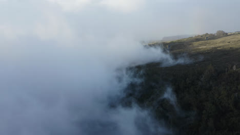 Vista-De-La-Plataforma-Rodante-Sobre-El-Volcán-Haleakala-Mientras-Las-Nubes-Blancas-Se-Mueven-Sobre-La-Ladera-De-La-Montaña