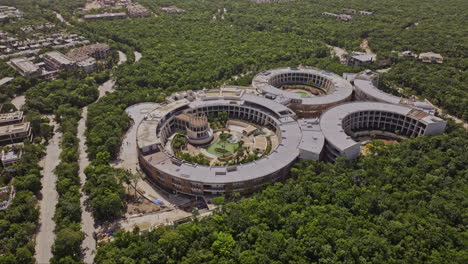 Tulum-México-Antena-V29-Vista-Aérea-Sobrevuelo-Con-Drones-Y-Alrededor-De-Las-Afueras-De-La-Ciudad-Capturando-La-Construcción-De-Un-Nuevo-Resort-De-Lujo-Con-Arquitectura-Futurista---Filmado-Con-Mavic-3-Pro-Cine---Julio-De-2023