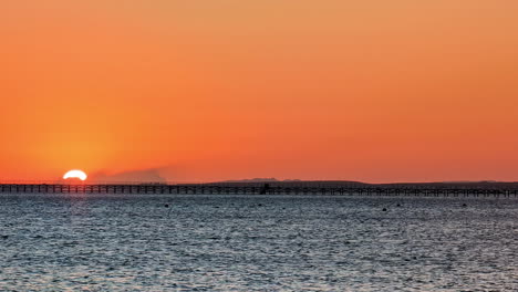 Heller-Und-Lebendiger-Sonnenaufgang-über-Dem-Roten-Meer,-Handheld-Ansicht