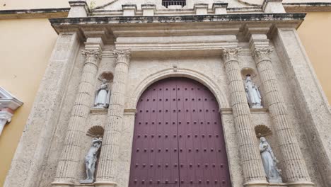 Vista-Inclinada-Hacia-Arriba,-Fachada-De-La-Basílica-Catedral-Metropolitana-De-Santa-Catalina-De-Alejandría