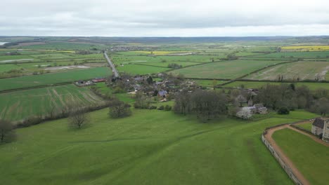 Toma-De-Drones-Delanteros-Del-Paisaje-Junto-Al-Castillo-De-Rockingham-En-Northamptonshire,-Inglaterra