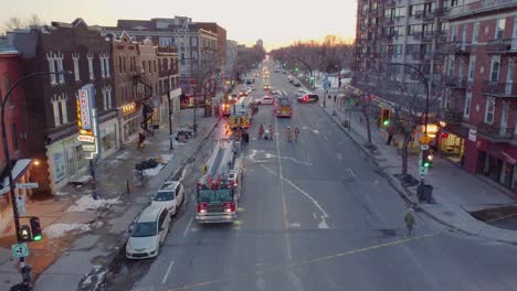 El-Crepúsculo-Desciende-Sobre-Montreal,-Con-Camiones-De-Bomberos-Alineándose-En-Las-Calles-Urbanas