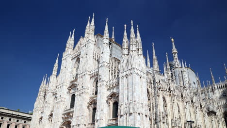 Milano,-Italia---20-2021-De-Septiembre---La-Catedral-Del-Duomo-De-Milán-Aparece-Detrás-De-Una-Instalación-De-Arte-Mundial-En-La-Plaza