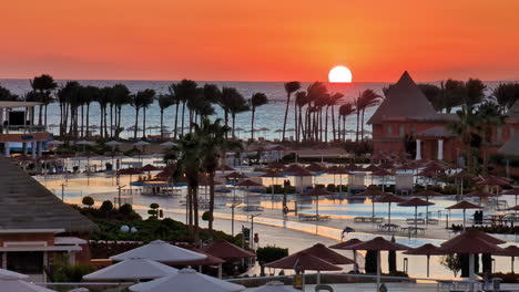 Heller-Sonnenuntergang-über-Dem-Luxusresort-In-Sharm-El-Sheikh,-Schwenkansicht