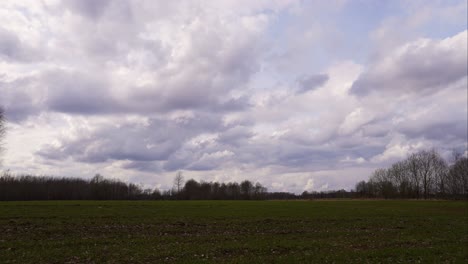 Timelapse-De-Nubes-Densas-De-Rápido-Movimiento-Sobre-El-Campo-De-Cultivo-Del-Campo-Letón