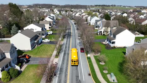 Gelber-Schulbus-Auf-Der-Straße-In-Einem-Noblen-Amerikanischen-Viertel-Im-Frühling