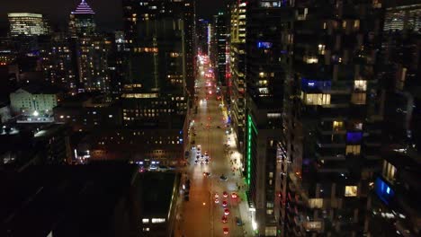 Belebte-Straße-In-Der-Nacht-In-Der-Innenstadt-Von-Montreal-Während-Der-Proteste-Gegen-Polizeibrutalität