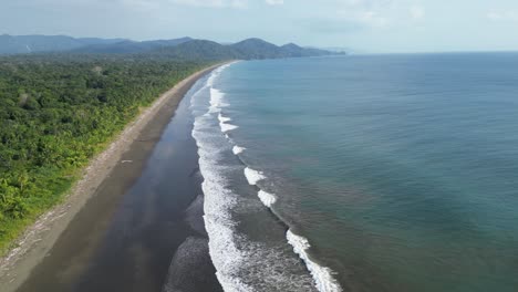 Volando-Sobre-La-Remota-Playa-Cuevita-En-El-Exuberante-Departamento-De-Chocó-En-La-Costa-Del-Pacífico-De-Colombia