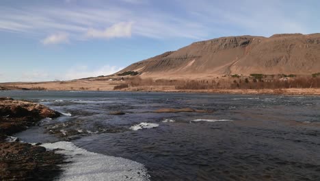 Ein-Fluss-Und-Berge-Im-Frühen-Frühling