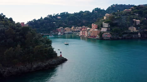 Portofino,-Küstendorf-Mit-Pastellfarbenen-Häusern-An-Der-Italienischen-Riviera,-Luftaufnahme