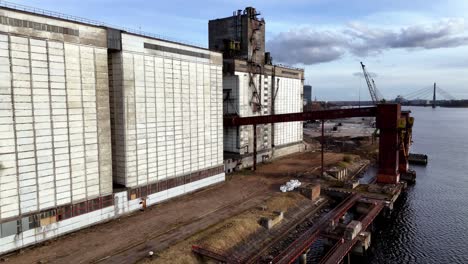 Industriehafen-Der-Stadt-Andrejsala-In-Riga,-Lettland