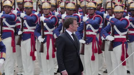 El-Presidente-Macron-De-Francia-Inspecciona-A-Los-Guardias-De-Honor-Militares-Brasileños.