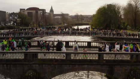 Pride-Flaggen-Bei-Der-Saint-Patrick&#39;s-Parade.-Galway,-Irland