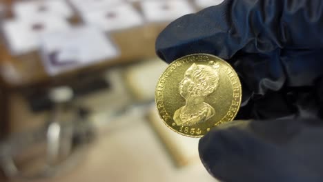 Coleccionista-Examinando-La-Antigua-Moneda-De-Oro-Portuguesa.