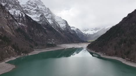 Der-Eisige-Reiz-Des-Klöntalersees-Unter-Dem-Glärnischmassiv,-Schweizer-Alpen---Luftaufnahme