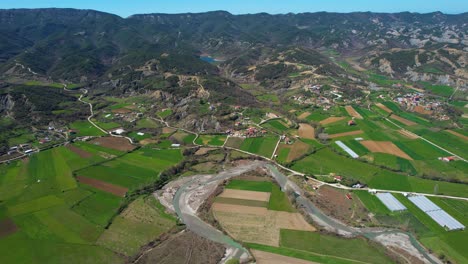 Der-Fluss-Schlängelt-Sich-Durch-Grüne-Landwirtschaftliche-Flächen-Rund-Um-Das-Dorf-Im-Wunderschönen-Tal-In-Albanien