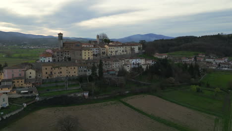 Vuelo-Sobre-Monterchi:-Belleza-Toscana-Al-Atardecer-En-La-Provincia-De-Arezzo,-Italia
