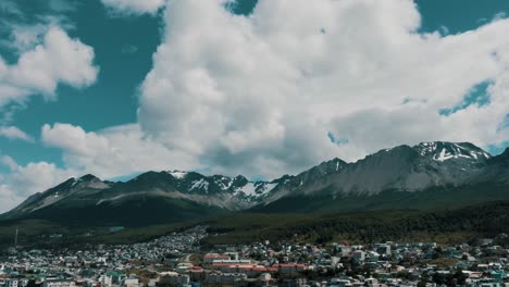 Wohngebiet-An-Den-Schneebedeckten-Bergen-In-Ushuaia,-Feuerland,-Argentinien