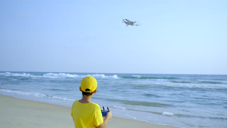 Niño-Volando-Un-Drone-En-El-Lado-De-La-Playa