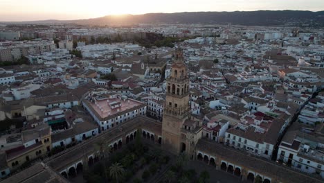Kreisende-Luftaufnahme-Des-Turms-Der-Moschee-Kathedrale-Während-Der-Abenddämmerung-In-Córdoba,-Spanien