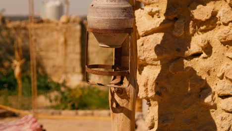 Maceta-Decorativa-Montada-En-La-Pared-De-Arcilla-Del-Tradicional-Edificio-Oasis-De-Siwa,-Egipto