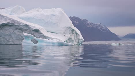 Iceberg-Y-Agua-Fría-Del-Mar-Del-Norte-En-El-Fiordo-Del-Archipiélago-De-La-Isla-De-Svalbard,-Noruega