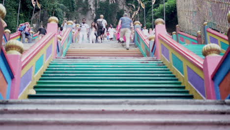 Gente-En-Las-Escaleras-Con-Escalones-Coloridos-En-Las-Cuevas-De-Batu-En-Selangor,-Malasia