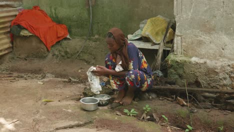 Junge-Tansania-Frau-Mit-Kopftuch-Und-Waschlappen-In-Kleinen-Blechschüsseln-Auf-Der-Straße