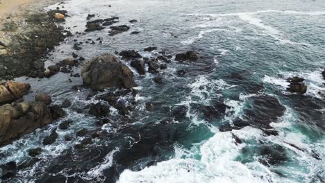 Meeresfelsen-In-Playa-La-Whale,-Küstenrand-Von-Chile