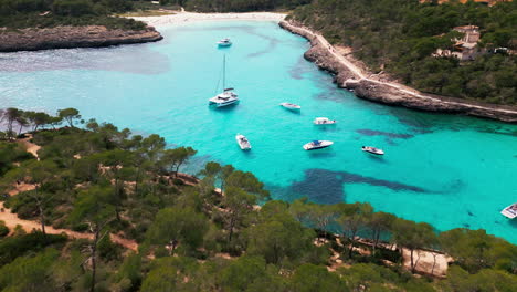Malerische-Luftaufnahme-Des-Strandes-Cala-Mondrago-Auf-Mallorca-Mit-Booten