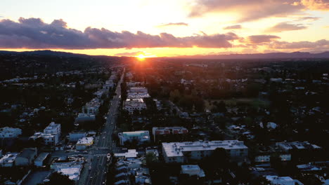 Hyperlapse-drone-shot-of-traffic-in-the-San-Fernando-valley,-sunset-in-Los-Angeles