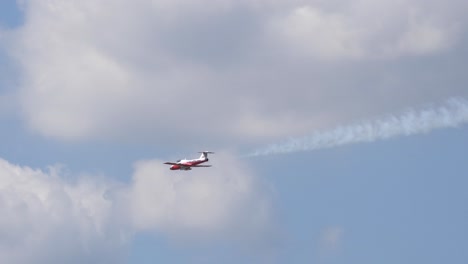 Zeitlupenspur-Eines-Jet-Schulflugzeugs,-Das-Eine-Querruderrolle-Durchführt