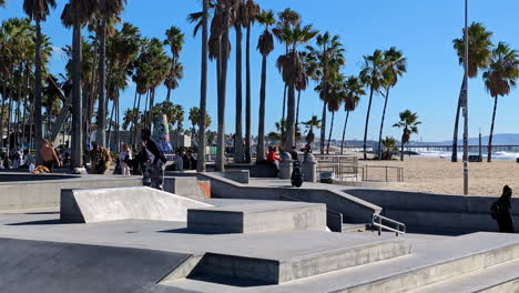 Iconic-skate-park-in-Venice-beach,-Los-Angeles,-California