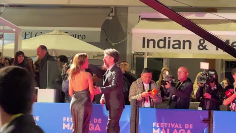 Prominente-Beim-Malaga-Film-Festival-Spanien-In-Der-Nacht-Mit-Moderator-Und-Paparazzi