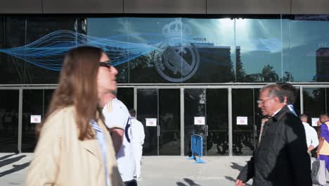 Fußballfans-Sind-Vor-Dem-Santiago-Bernabéu-Stadion-Von-Real-Madrid-Zu-Sehen,-Als-Sie-Das-Champions-League-Fußballspiel-Zwischen-Den-Spanischen-Und-Britischen-Teams-Real-Madrid-Und-Manchester-City-Besuchen