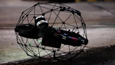 Drone-Industrial-De-Ingeniería-Avanzada-Con-Protección-De-Jaula-Enciende-Luz-Brillante